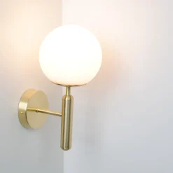 Alpinaluz Applique Murale Intérieure<Applique murale avec globe en verre opalin et support doré douille E27 idéale pour chambre salon et couloir.