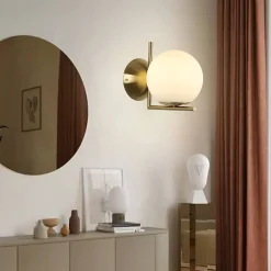 Alpinaluz Applique Murale ESFERA avec Globe en Verre Opale E27 G45 Diffuseur en Verre Soufflé et Structure en Acier Doré.