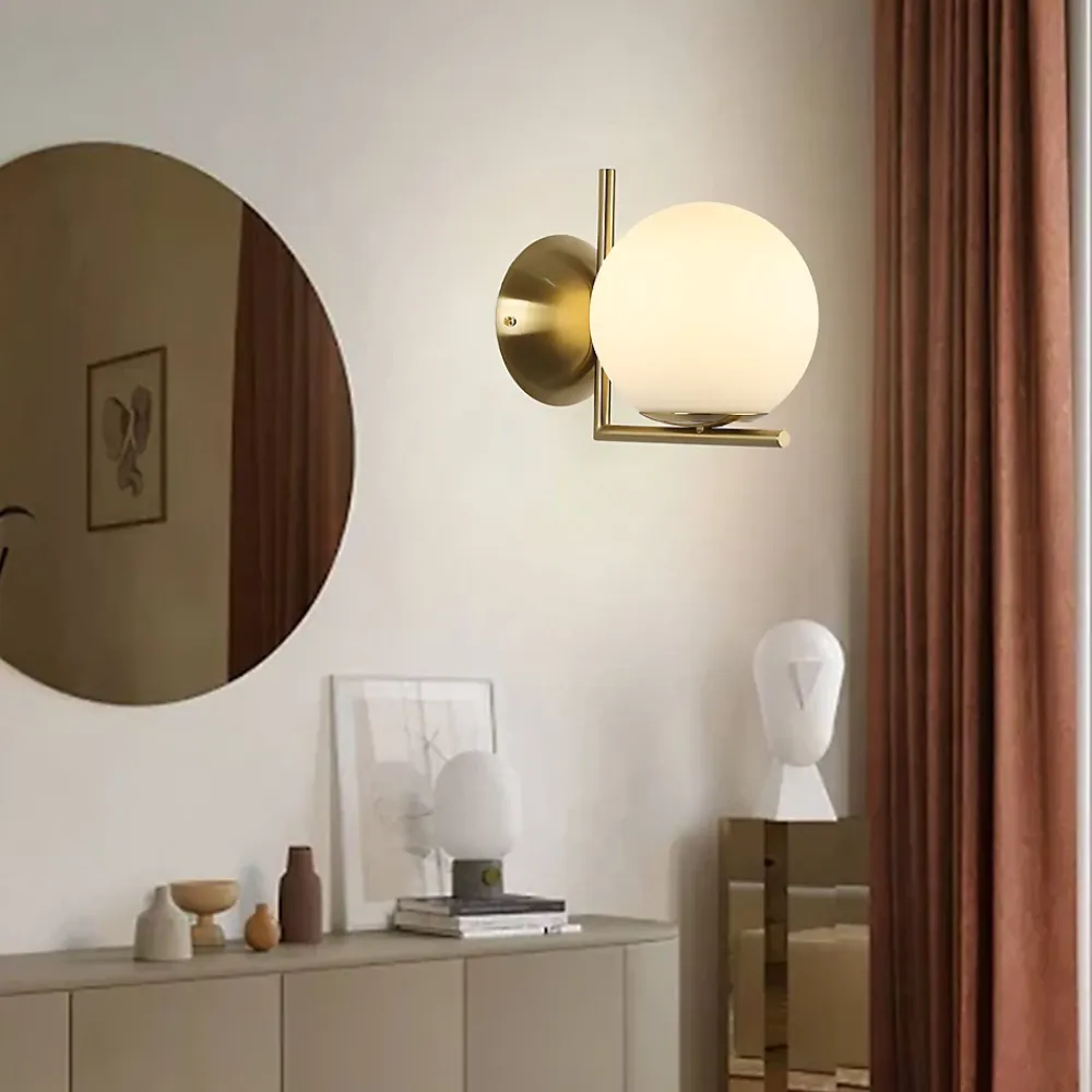 Alpinaluz Applique Murale ESFERA avec Globe en Verre Opale E27 G45 Diffuseur en Verre Soufflé et Structure en Acier Doré.