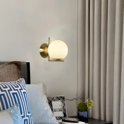 Alpinaluz Applique Murale ESFERA avec Globe en Verre Opale E27 G45 Diffuseur en Verre Soufflé et Structure en Acier Doré.