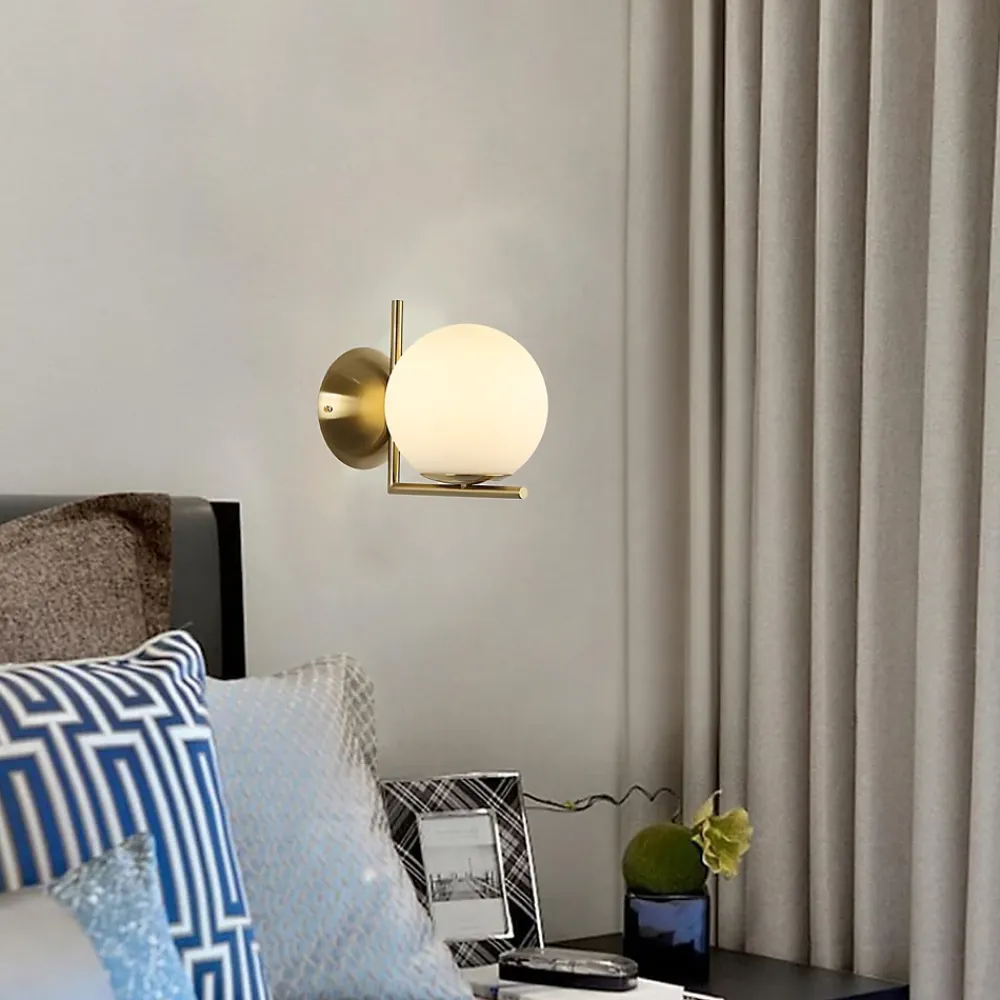 Alpinaluz Applique Murale ESFERA avec Globe en Verre Opale E27 G45 Diffuseur en Verre Soufflé et Structure en Acier Doré.