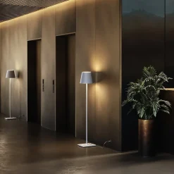Zafferano Lampadaire Intérieur<Lampadaire Poldina Gris Foncé 230V avec prise Lampadaire 28x150cm Design Moderne en Aluminium